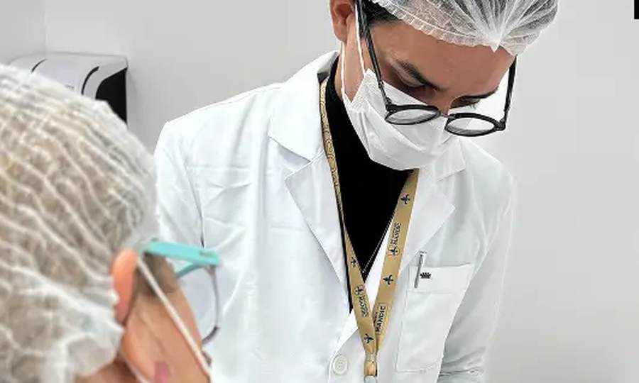 Médico em prática clínica presencial supervisionada